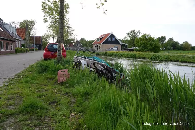 Fietsster licht gewond na losgeschoten aanhanger bij Barsingerhorn