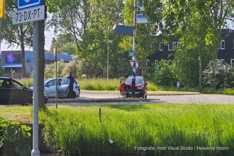 Auto eindigt tegen paal na ongeval in Schagen