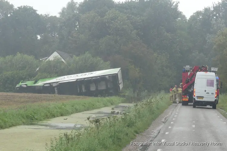 Vrachtwagen rijdt greppel in