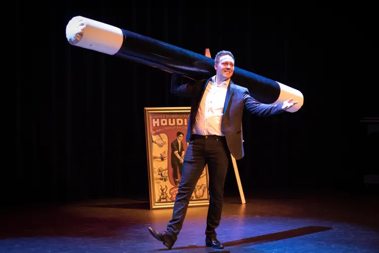 Lars van Tuijl met magische goochelshow in Scagon De Luxe