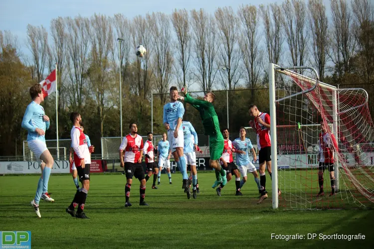 Alkmaarsche Boys in slotfase langs koploper Con Zelo