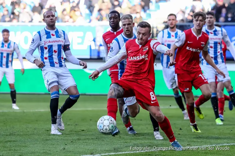 AZ met tien man naast SC Heerenveen