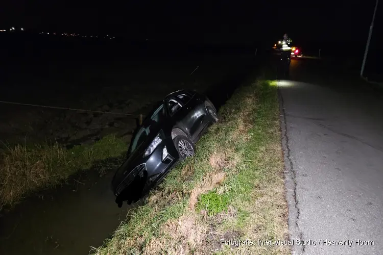 Auto in de sloot langs Burghornerweg