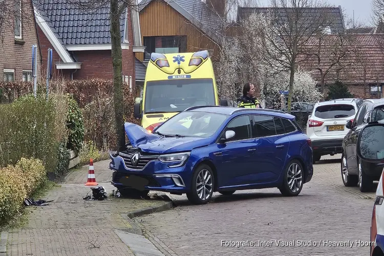 Auto tegen boom gereden in Schagen