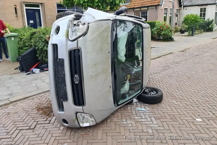 Auto op zijn kant bij ongeluk op Dorpsstraat Nieuwe Niedorp