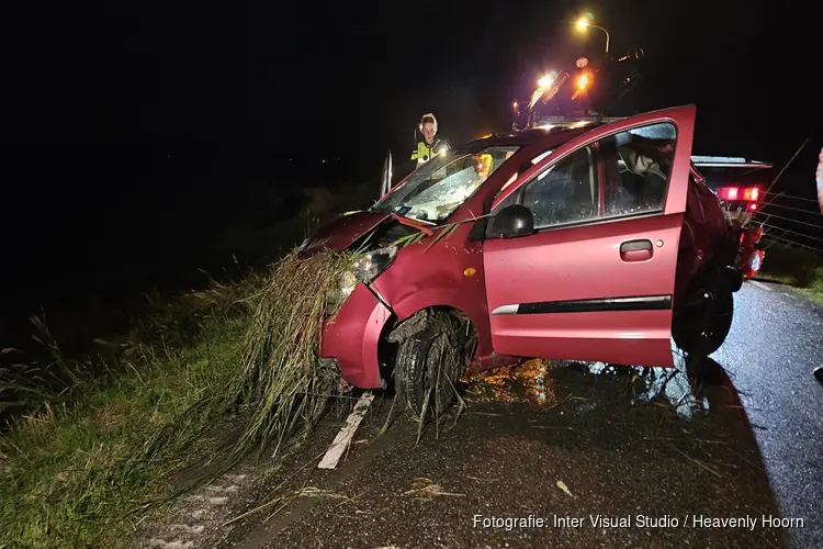 Auto te water gereden langs Valkkogerdijk in Schagen