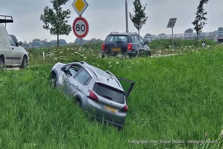 Auto raakt van de weg in Schagen