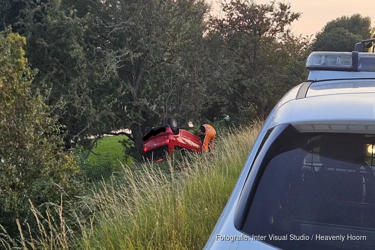 Auto over de kop bij eenzijdig ongeval in Sint Maarten