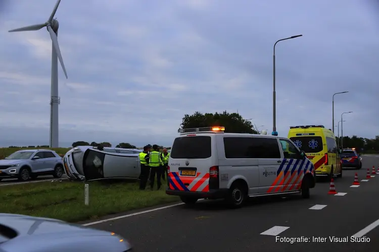 Auto op zijn kant bij ongeluk Callantsoog