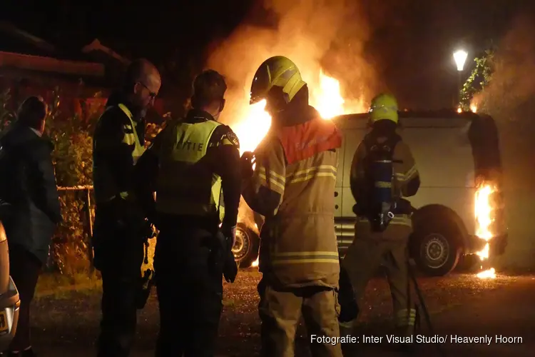 Geparkeerde auto door brand verwoest in Dirkshorn