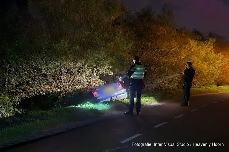 Auto aangetroffen langs weg in Schagen, bestuurder gevlogen