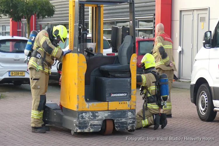 Heftruck begint te branden bij bedrijf in Schagen