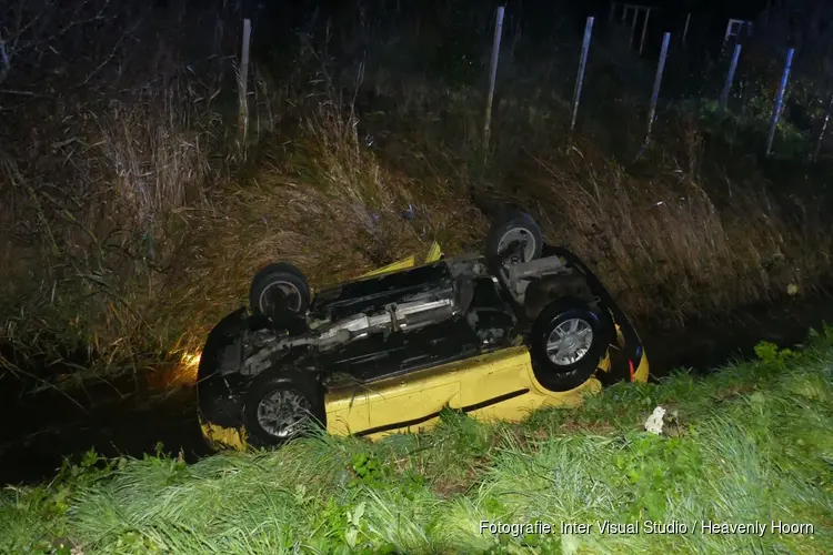 Auto op de kop in de sloot in Schagen