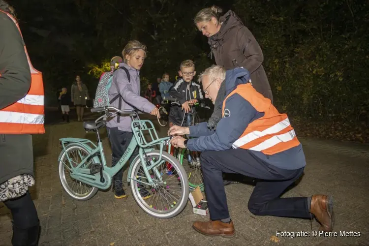 Veilig fietsen in het donker: voorlichting en lichtjesactie bij Sportpark Groenoord