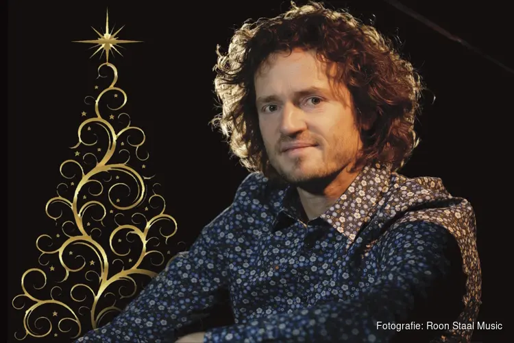 Kerstconcert van zanger/pianist Roon Staal in Warmenhuizen