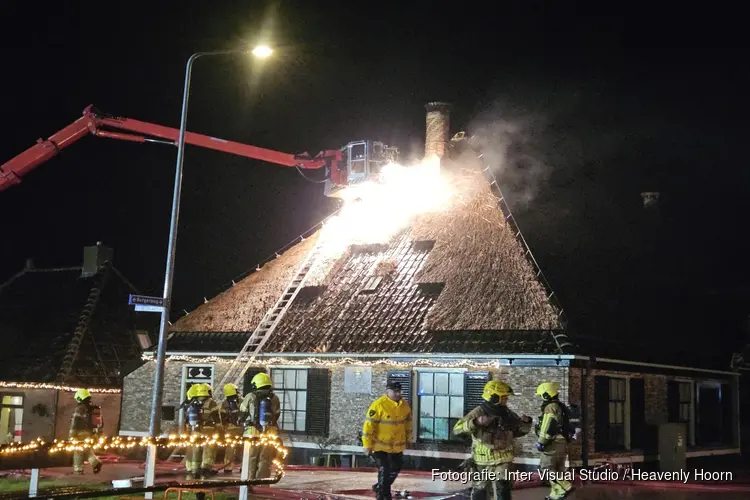 Brand bij woonboerderij met rieten kap in Burgerbrug