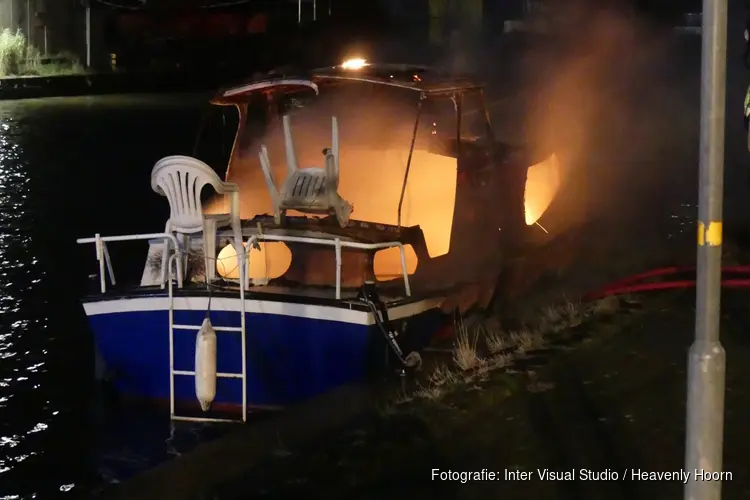 Brand op bootje in Schagen