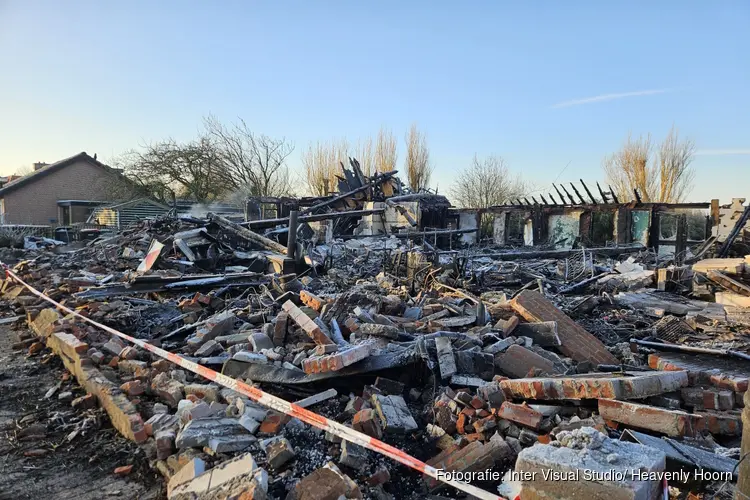 Ravage bij daglicht goed zichtbaar na verwoestende brand in stolpboerderij Sint Maarten