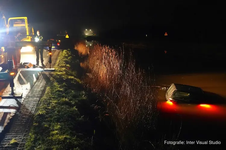 Auto te water in Oudesluis, bestuurster niet gewond