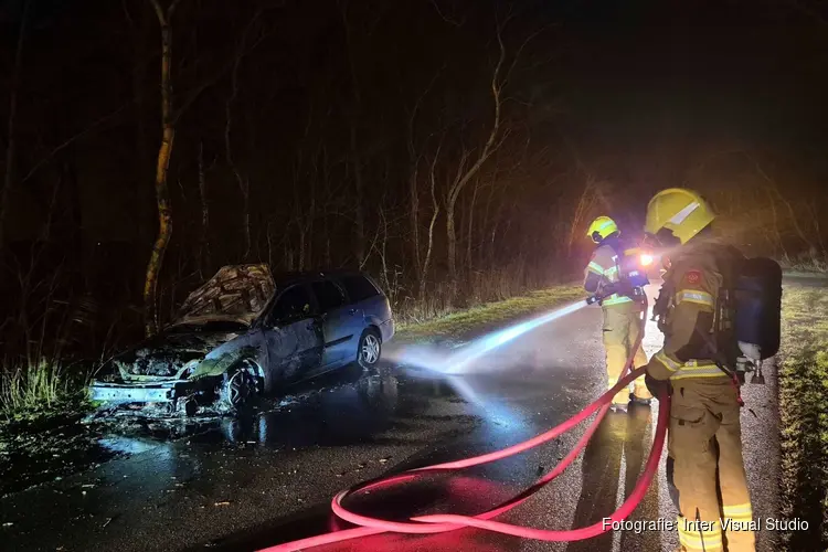 Auto door brand verwoest aan Ruigeweg in Sint Maartensbrug