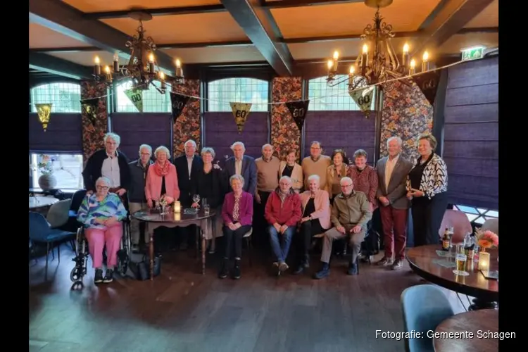 Bruidsparen vieren samen hun diamanten huwelijksjubileum