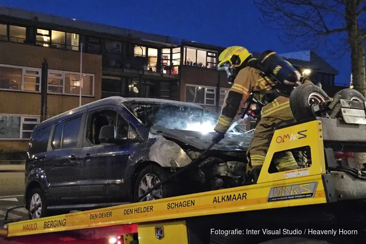 Bestelbus vat vlam tijdens berging