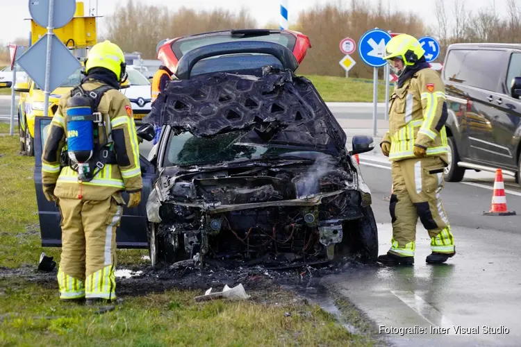 Auto vliegt in brand tijdens het rijden op N241