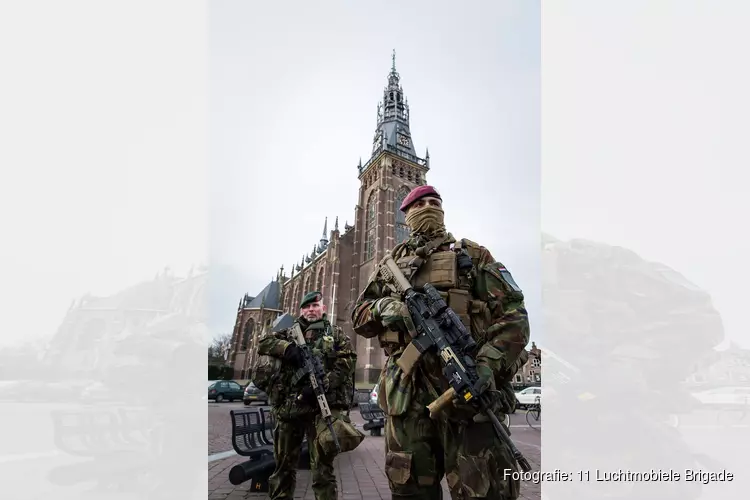 Luchtmobiele militairen presenteren zich in het centrum van Schagen tijdens de landmachtdagen