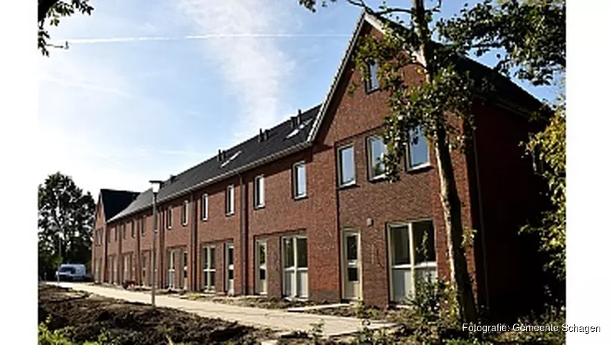 Acht woningen opgeleverd in Waarland