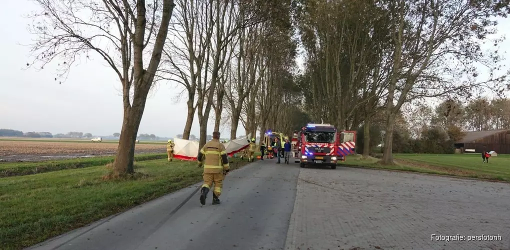 Jonge bestuurder ernstig gewond na botsing tegen boom in Nieuwe Niedorp